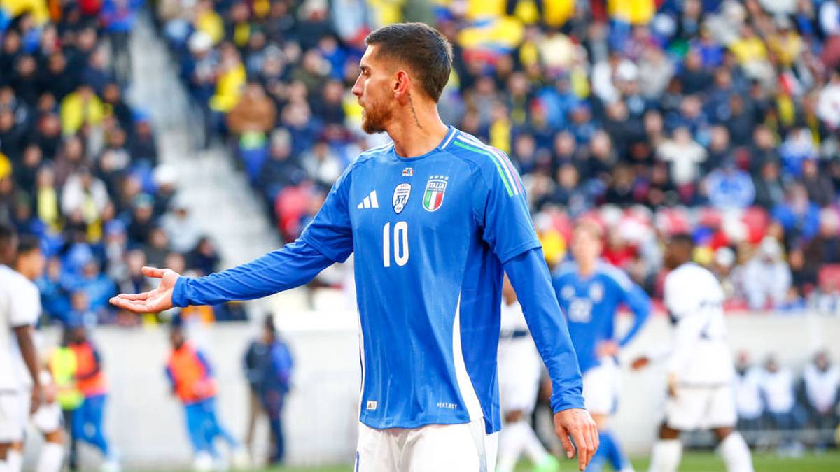 Italien (Heim) - Ausrüster: Adidas - Selbstredend trägt die Squadra Azzurra mit  Lorenzo Pellegrini blaue Heimtrikots.