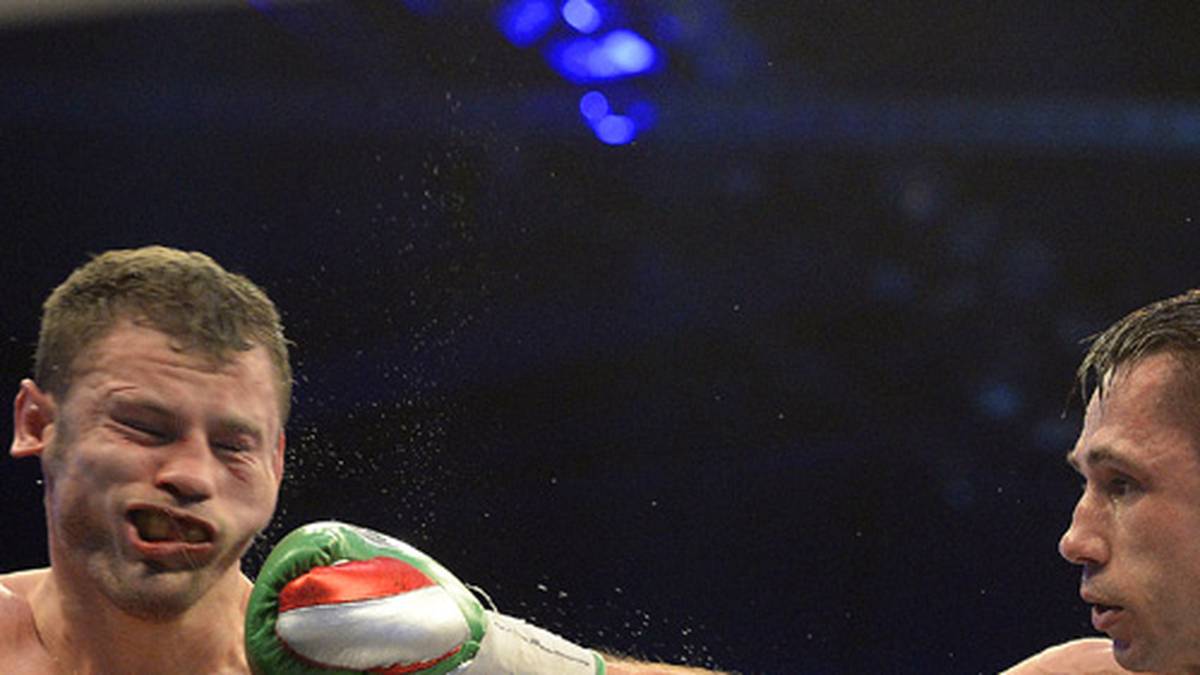 Doch auch Stieglitz muss mächtig einstecken, hier renkt es seinen Kiefer beinahe aus