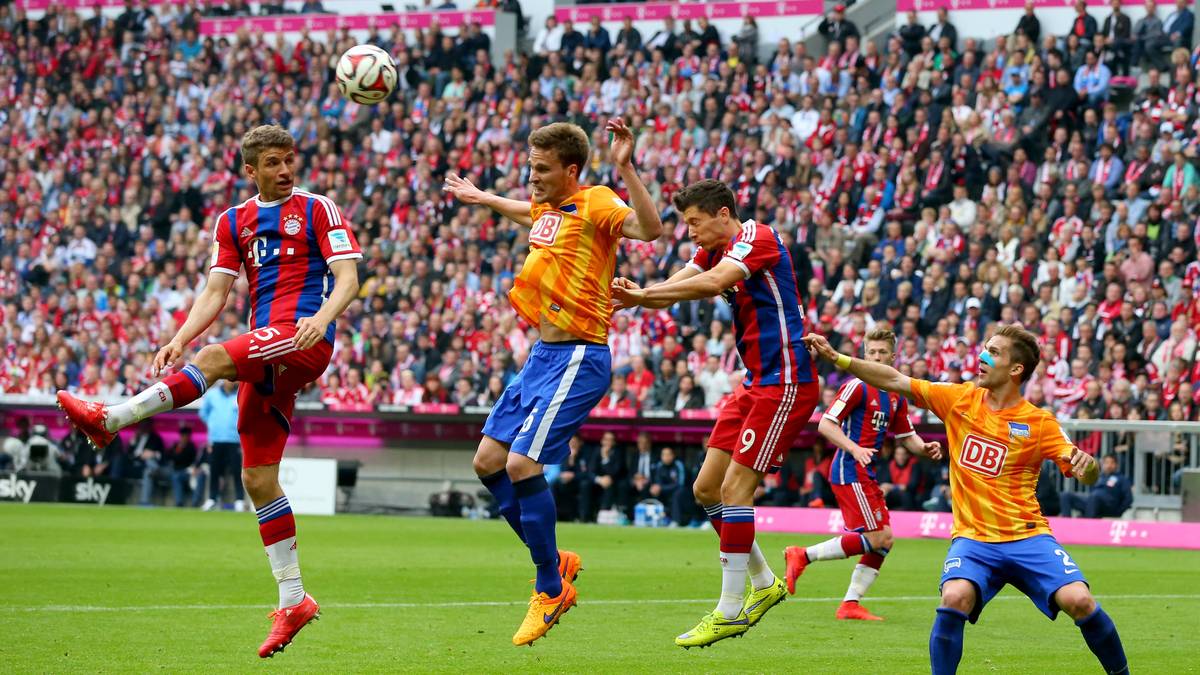 Auf dem Platz gegen die Bayern macht es die Hertha zunächst abermals gut. In der ersten Hälfte haben die Bayern keine ernstzunehmende Chance, weil die Berliner stark verteidigen