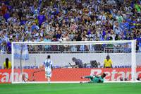 Emiliano Martínez wird einmal mehr zum umjubelten Helden Argentiniens. Im Viertelfinale der Copa América rettet der Torhüter seine Mannschaft - Superstar Lionel Messi patzt vom Elfmeterpunkt und erklärt sich hinterher.