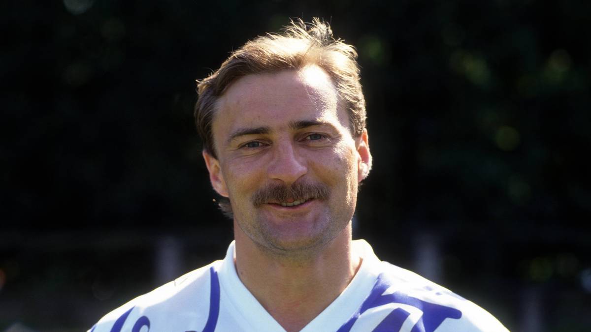 JERZY HAWRYLEWICZ (1992): Nicht nur Klubs, auch Spieler profitierten schon vom guten Herz der Roten. Als Spieler des VfB Oldenburg sackt der Stürmer 1992 auf dem Spielfeld mit einem Herzinfarkt zusammen und liegt danach 17 Jahre im Wachkoma. Bis zu seinem Tod 2009 unterstützt der FC Bayern Hawrylewicz mit Geld- und Sachspenden