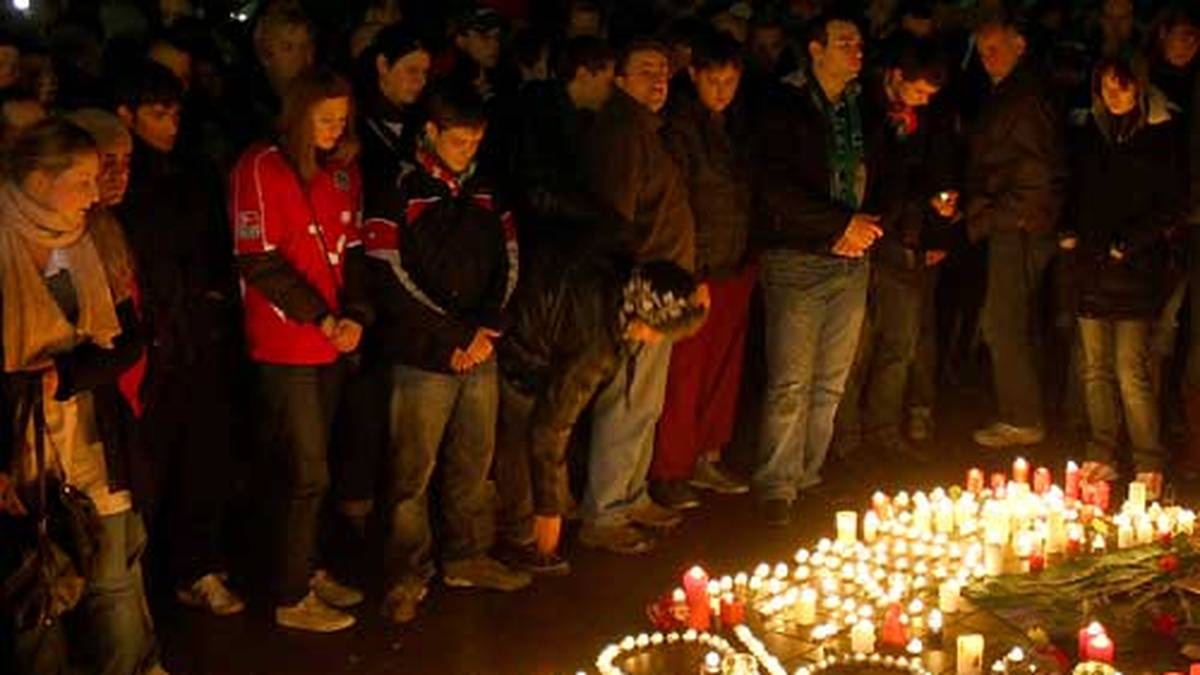 Bereits wenige Stunden nach Enkes Tod kamen Hunderte Fans an der Geschäftsstelle von Hannover 96 zusammen und trauerten gemeinsam 