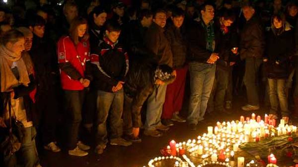 Bereits wenige Stunden nach Enkes Tod kamen Hunderte Fans an der Geschäftsstelle von Hannover 96 zusammen und trauerten gemeinsam 