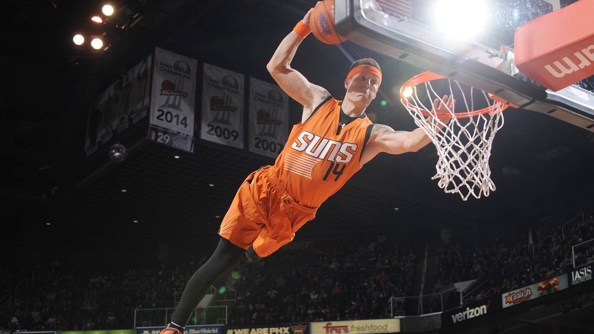 Ein Dunk-Artist sorgt in einer Spielpause in Phoenix für Unterhaltung
