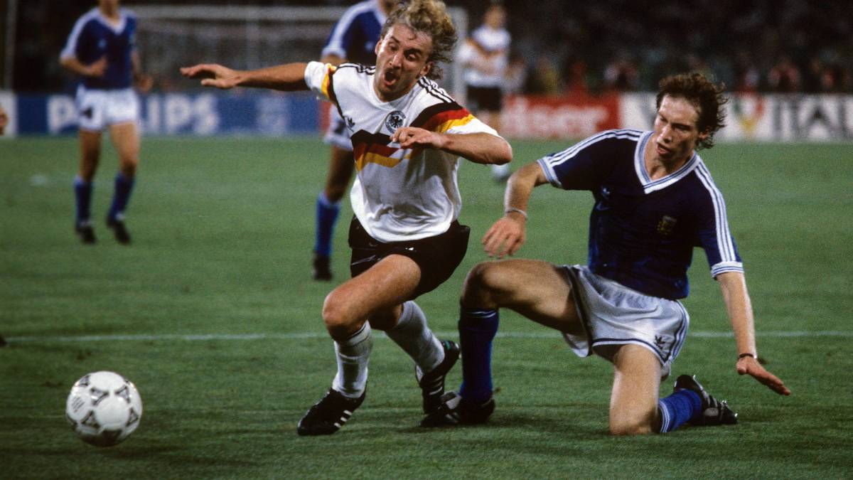 Rudi Völler gehört in Italien zu den Leistungsträgern, holt im Endspiel auch den entscheidenden Elfmeter raus. "Tante Käthe" erzielt drei Turniertreffer und fehlt nur im Viertelfinale rotgesperrt- nach dem Spuck-Eklat um Frank Rijkaard.