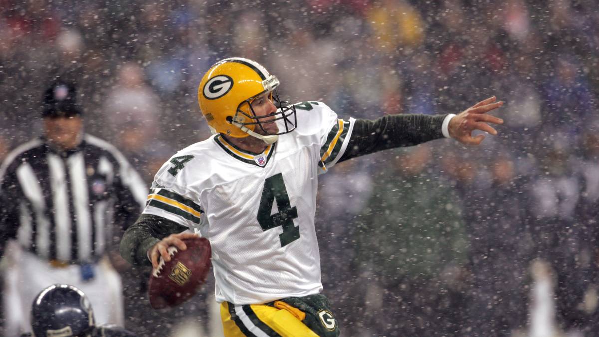 PLATZ 7 - BRETT FAVRE: "The Gunslinger" steht in 321 NFL-Spielen in Folge auf dem Platz - ein Rekord für die Ewigkeit. Mit den Green Bay Packers gewinnt er 255 Spiele, einen Super Bowl (1997) und wird drei Mal in Folge zum MVP gewählt (Rekord). Sein einzigartiges Spiel mit den wilden Würfen macht ihn zum Fan-Liebling und bisweilen zum Schrecken der eigenen Coaches