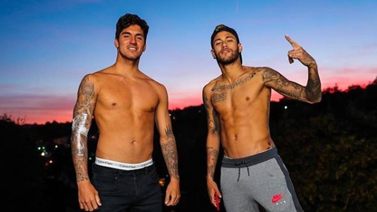 PSG-Superstar Neymar posiert mit seinem Freund Gabriel Medina. Dabei ist aber noch nicht das gigantische Rückentattoo mit zwei Superhelden beim Brasilianer zu sehen