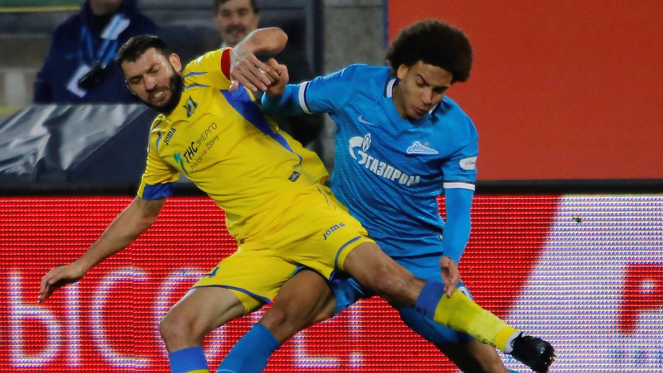 Alexandru Gatcan im Zweikampf mit Axel Witsel