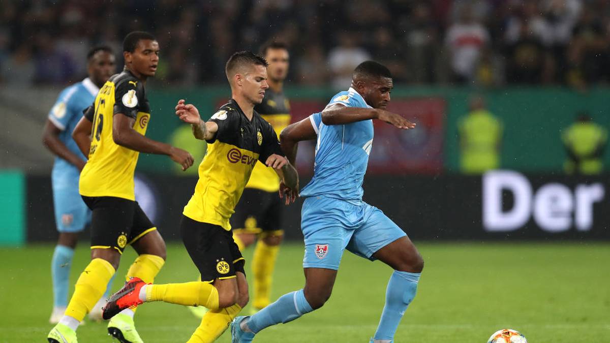 Anfang des Jahres wechselte er zunächst auf Leihbasis zu Holstein Kiel in die 2. Liga, ehe er sich dem KFC Uerdingen anschloss. Für den ambitionierten Drittligisten traf Evina in 17 Partien bislang vier Mal. Kommenden Sommer soll er wieder zum FC Bayern zurückkehren. "Mich beim FC Bayern irgendwann durchzusetzen und dort Erfolge zu feiern, ist ein riesiger Traum von mir", verriet Evina zuletzt