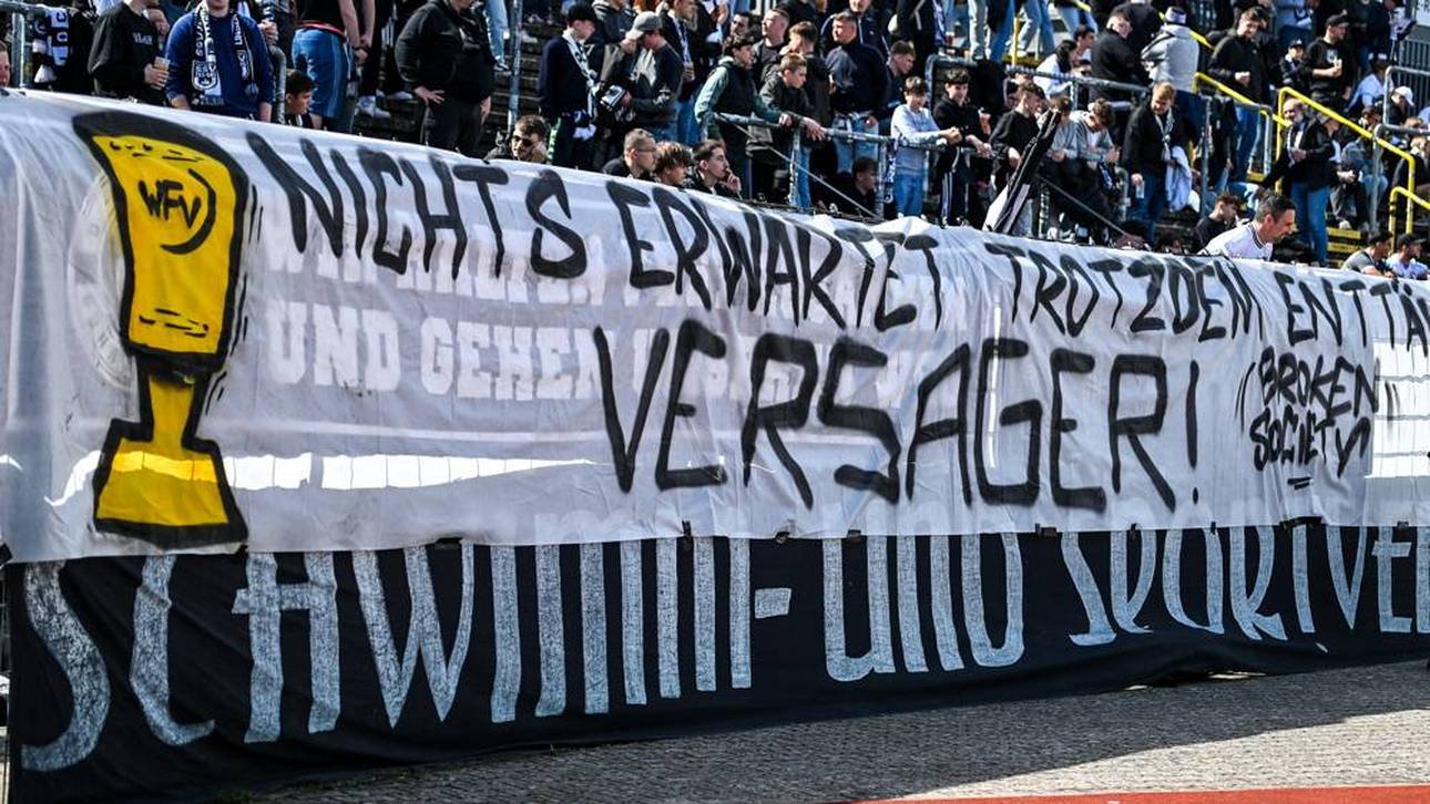 Ein Banner vor dem Ulmer Fanblock