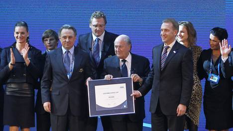 Die russische Delegation und Sepp Blatter (m.) bei der Verkündung des Veranstalters der WM 2018
