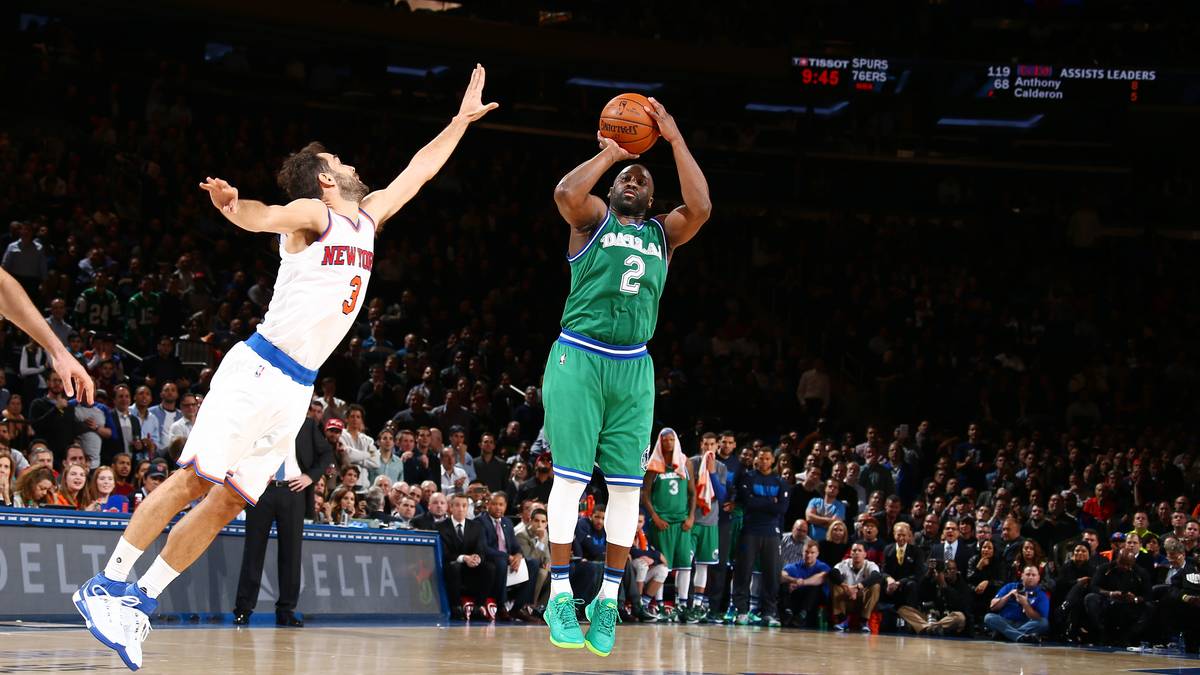 Was Jose Calderon (l.) da macht, sieht eher wird eine Ballett-Einlage aus. Bei dem Versuch, Raymond Felton zu blocken, wirft sich der Mavericks-Akteur in eine elegante Schräglage