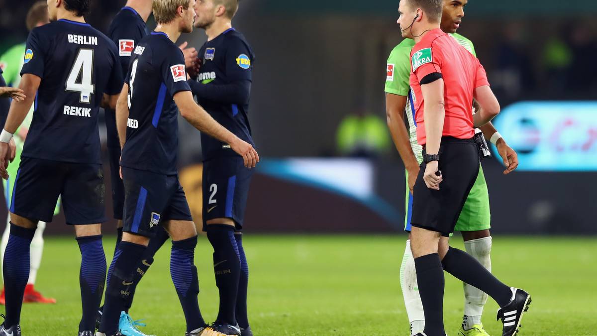 Als in der 26. Minute Yunis Malli den Ball in den Winkel haut, glauben die Wolfsburger endlich den Ausgleich erzielt zu haben. Doch weit gefehlt, Schiri Kampka wendet sich an den Video-Assistenten und der Treffer zählt erneut nicht. Daniel Didavi, der den Ball leicht abgefälscht hatte, stand im Abseits