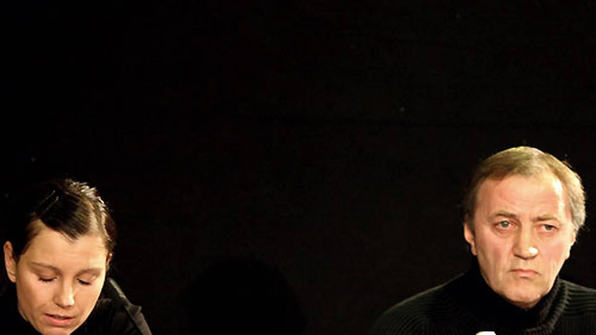 Auf einer Pressekonferenz in Hannover nahmen Robert Enkes Ehefrau und sein behandelnder Arzt Stellung zu den Gründen für Enkes Selbstmord 