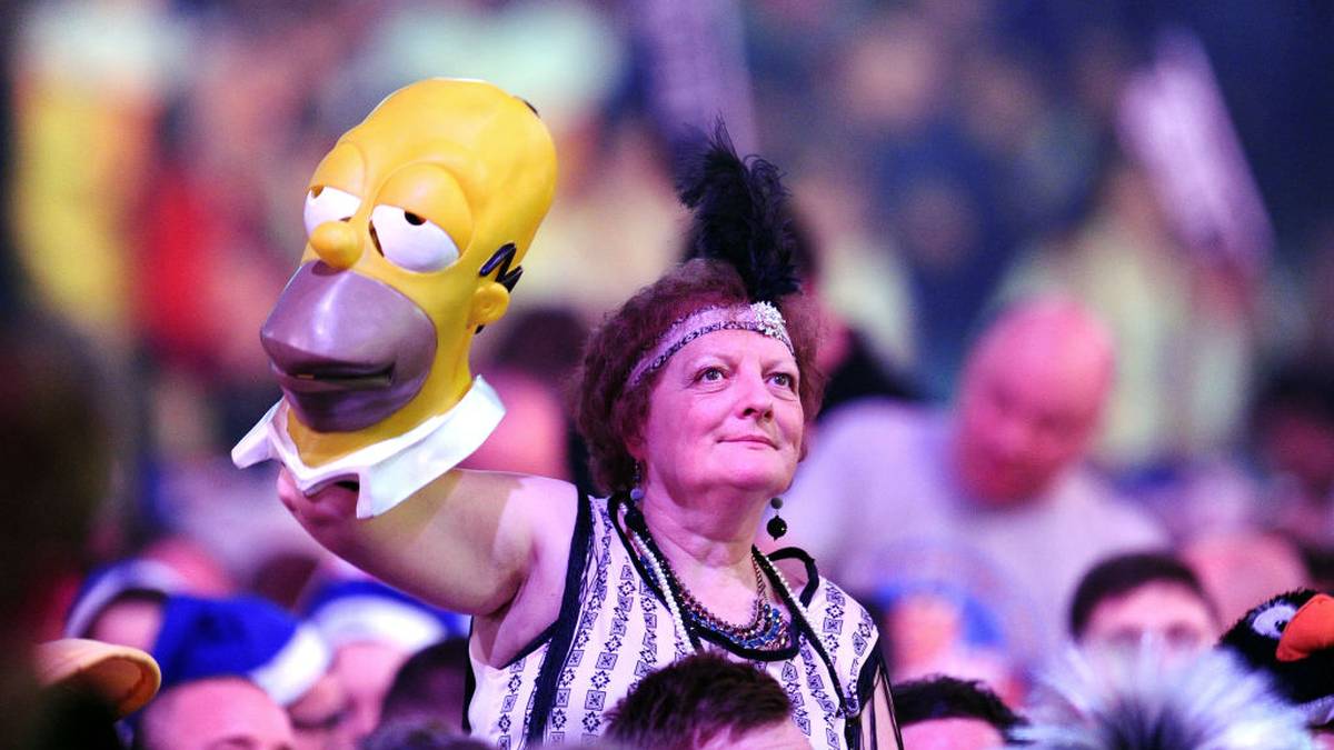 Verrückt und famos zugleich: Diese Dame trägt ihr hübschestes Dress von anno dazumal - und Homer Simpsons Kopf auf der Hand