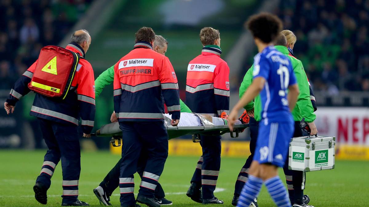 Der Gladbacher muss vom Feld getragen werden. Schienbeinkopfbruch und Außenbandriss sind die Folge. Geis muss fünf Pflichtspiele aussetzen