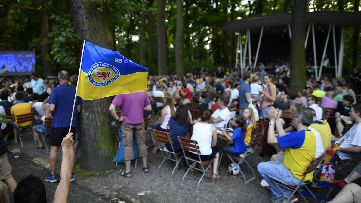 Ganz Braunschweig ist in Blau-Gelb getaucht. Die Fans, die keine Karte ergattert haben, genießen die Partie bei bestem Wetter im Biergarten