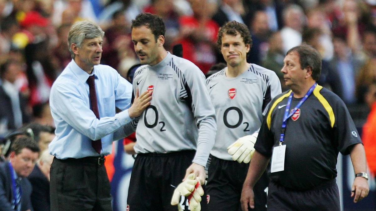 "Ich weiß, er hasst mich", sagt Alumnia. "Ich wache jeden Morgen auf und weiß schon, wie es sein wird. Aber er ist mir egal. Er kann sagen, was er will. Ich komme zum Training und arbeite mit Lukasz Fabianski und Vito Mannone (die Ersatztorhüter). Sie sind ohnehin bessere Torhüter als er"