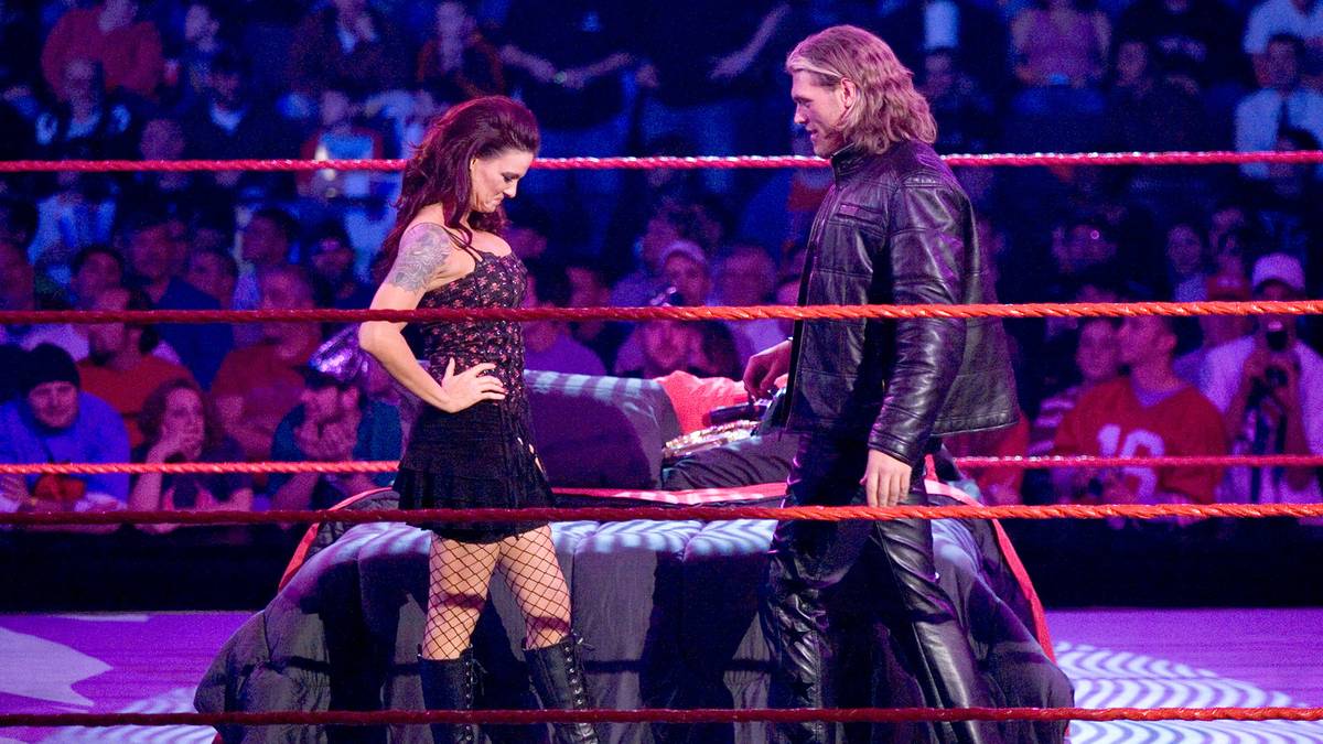 9. JANUAR 2006 - Einen Tag, nachdem er WWE-Champion John Cena mit einem schmutzigen Sieg entthront hat, will Edge den Sieg auf besondere Weise feiern: mit Live-Sex im Ring! Das Schäferstündchen mit Freundin Lita wird dann aber natürlich frühzeitig vom wütend zurückschlagenden Cena beendet