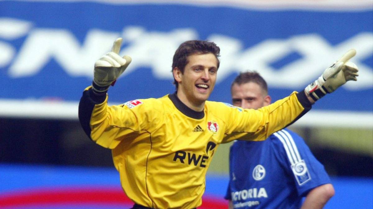 Ein ähnliches Schicksal ereilt ihn hier: Hans-Jörg Butt, damals noch Torwart in Leverkusen. Am 17. April 2004 jubelt er über einen verwandelten Elfmeter zum 3:1 auf Schalke (76.). Das Problem: Der Wiederanstoß erfolgt, noch bevor Butt sein eigenes Tor erreicht hat