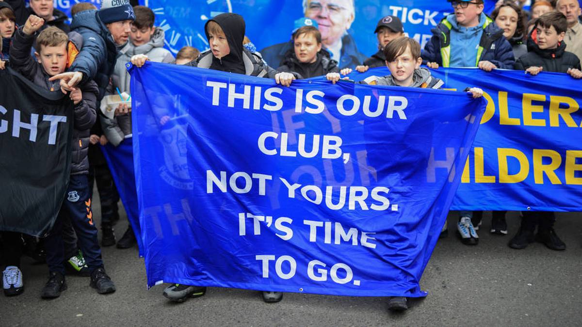 Everton-Fans im Februar 2023 bei einem Protestmarsch gegen Klubeigentümer Farhad Moshiri