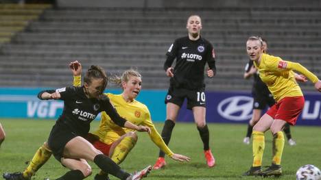 Lara Prasnikar (l.) rettete Eintracht Frankfurt zumindest einen Punkt