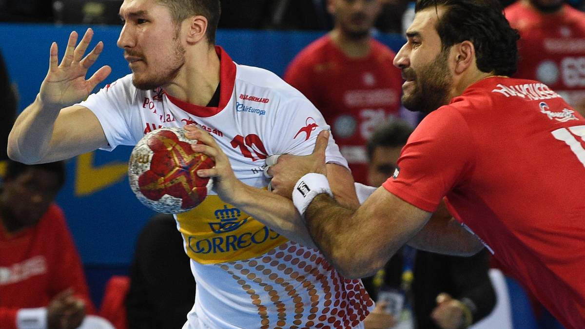 Tunesien stemmt sich lange gegen die Angriffe der Spanier. Besonders der tunesische Torhüter Makrem Missaoui hält seine Mannschaft mit seinen Paraden lange im Spiel