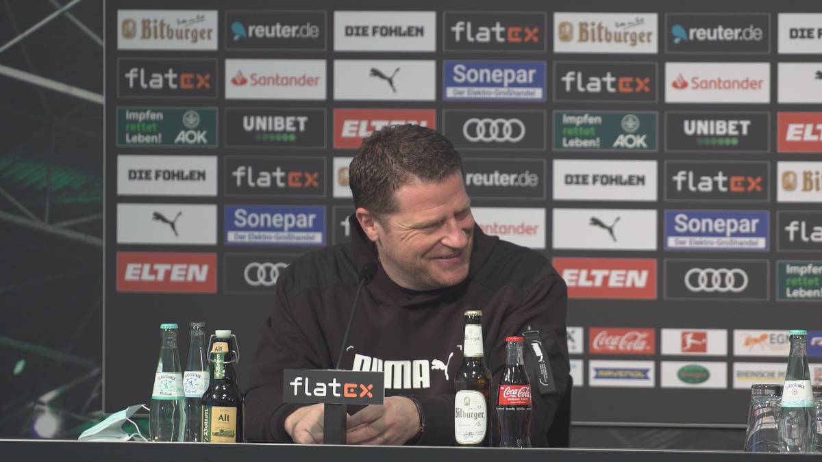 Bei der Abschluss-Pressekonferenz vor dem Gladbacher Pokalspiel gegen Hannover 96 kommt Manager Max Eberl zwischenzeitlich kurz durcheinander, welcher Trainer denn jetzt genau neben ihm sitzt.