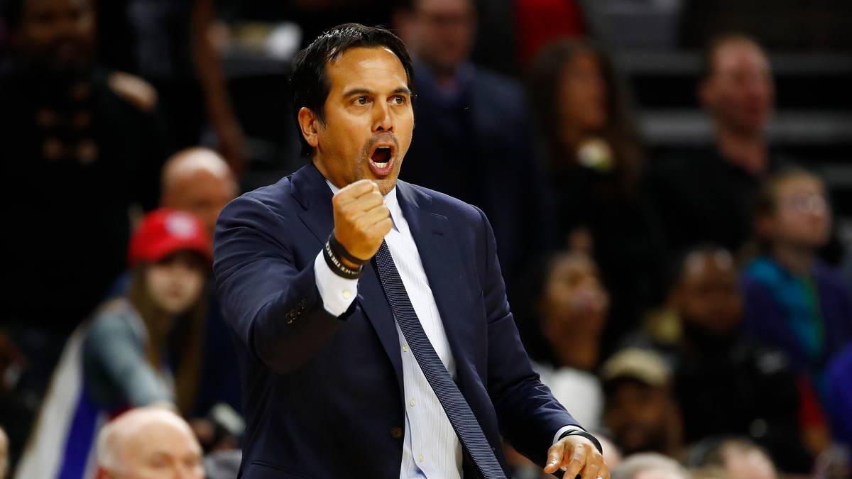 COACH OF THE YEAR - RANG 1, ERIK SPOELSTRA (Miami Heat): Erik Spoelstra hätte bei den Miami Heat beinahe eines der denkwürdigsten Comebacks der NBA-Geschichte verantwortet. Nach einem völlig verpatzten Saisonstart fehlte dem Team aus Florida dank eines famosen Schlussspurts am Ende nur ein einziger Sieg zur Playoff-Teilnahme im Osten - eine großartige Coaching-Leistung