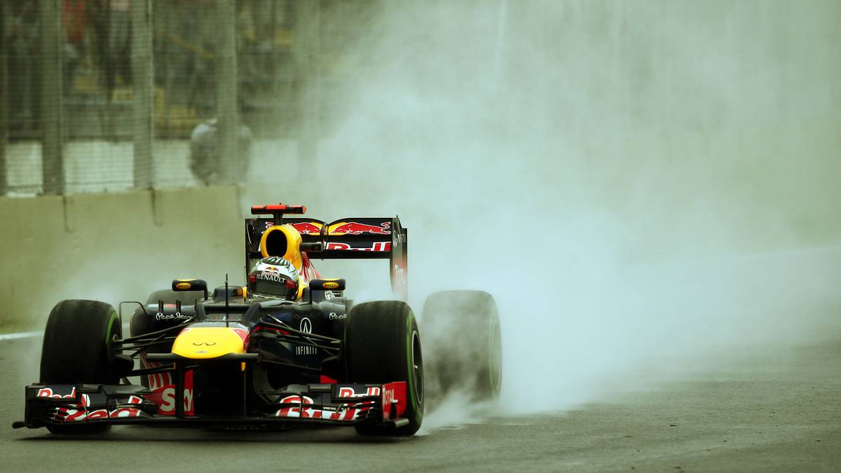 Auch 2012 krönt sich Vettel zum besten Fahrer der Formel 1. An Dramatik ist die Saison dabei kaum zu überbieten. Erst im letzten Rennen in Brasilien sichert sich der Red-Bull-Pilot nach einem Dreher zu Rennbeginn und einer Aufholjagd die nötigen sechs Punkte für seinen dritten Titel in Folge