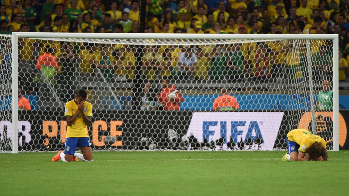 Nach dem Schlusspfiff lassen Brasiliens Spieler ihren Emotionen freien Lauf. Luiz Gustavo (l.) und David Luiz fallen auf die Knie und weinen nach dem bitteren Aus bei der Heim-WM