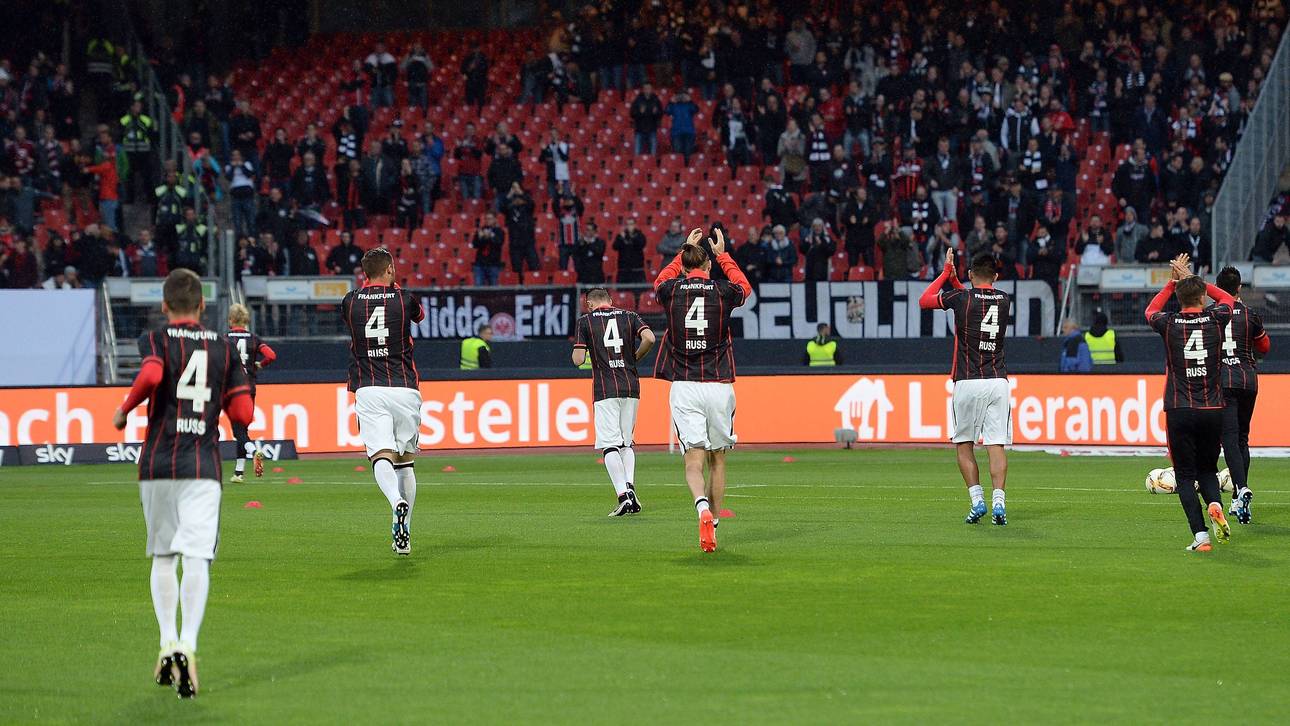 Eintracht mit bewegender Trikot-Geste