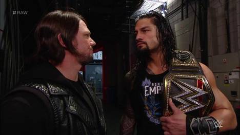 Steckt AJ Styles (l.) hinter der Attacke auf WWE World Champion Roman Reigns? Monday Night RAW