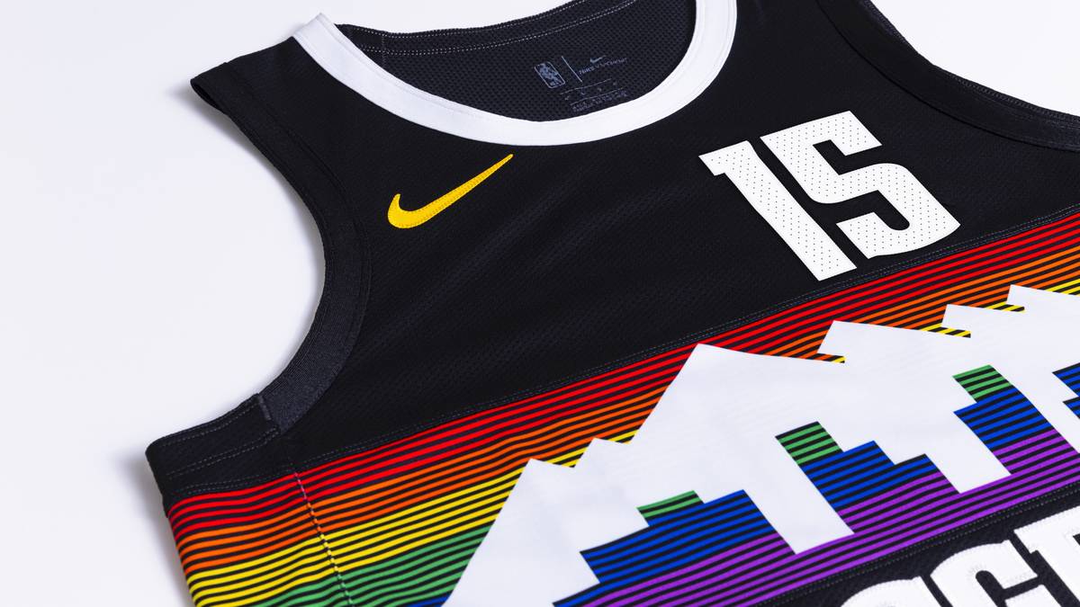 DENVER NUGGETS: Inspiriert von den natürlichen Farbtönen der Region, frischt das Trikot das legendäre Regenbogen-Skyline-Logo des Teams mit der Nummer "5280" auf, die die Höhe der Stadt über dem Meeresspiegel repräsentiert
