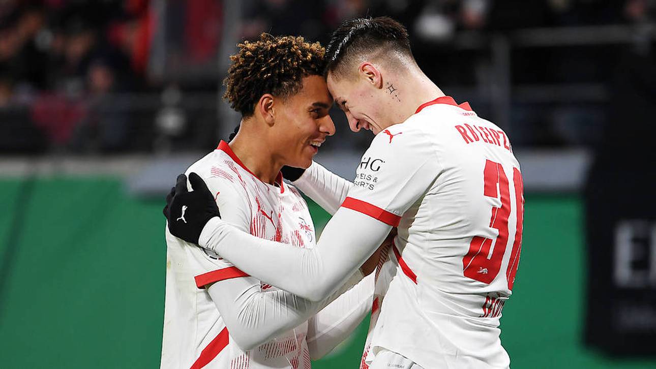 Leipzigs Antonio Nusa (l.) jubelt mit Teamkollege Benjamin Sesko (r.)