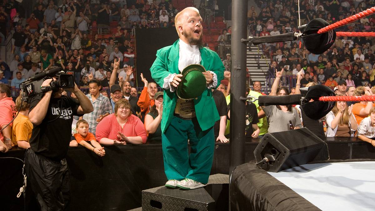 10. SEPTEMBER 2007 - Als Ersatz für die Scheintod-Story lässt sich WWE ein anderes Mysterium um Vince McMahon einfallen. Er erfährt von einem verlorenen Sohn im WWE-Kader: Nach wochenlangem Rätselraten wird er enthüllt: Es ist der kleinwüchsige Hornswoggle