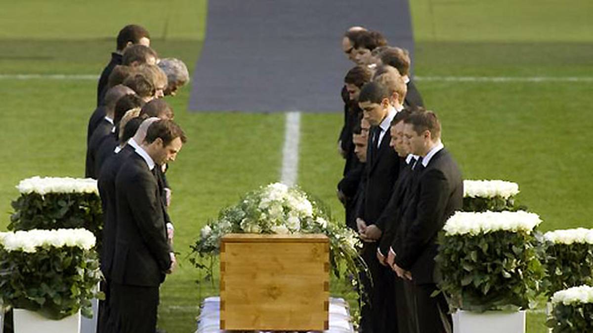 Viele Größen des deutschen Fußballs und ehemalige Weggefährten nahmen Abschied