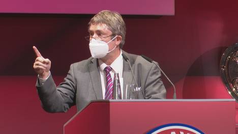 Nicht nur die Katar-Problematik war bei den Wortmeldungen auf Bayerns JHV Thema. FCB-Mitglied Rudolf Blaser kommt nochmal auf die Pokal-Blamage gegen Gladbach zu sprechen.