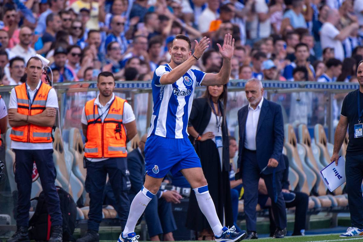 Dem FC Porto gelingt eine dicke Transferüberraschung. Bei der Mannschaftsvorstellung steht plötzlich ein Ex-Bundesliga-Star auf dem Feld und wird den Fans präsentiert.