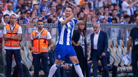 Dem FC Porto gelingt eine dicke Transferüberraschung. Bei der Mannschaftsvorstellung steht plötzlich ein Ex-Bundesliga-Star auf dem Feld und wird den Fans präsentiert.