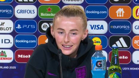 Chloe Kelly kann den Sieg im dramatischen Halbfinale gegen Italien kaum fassen. Die Matchwinnerin schwärmt von der Widerstandsfähigkeit ihrer Kolleginnen und zeigt sich stolz, Engländerin zu sein.