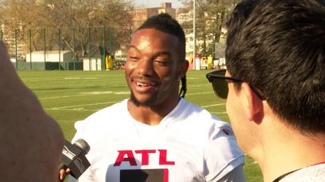 Die Spieler und Trainer der Atlanta Falcons werden bei ihrer Deutschland-Reise gefragt, ob sie schon mal einen Döner gegessen haben. Einer entpuppt sich als Fan.