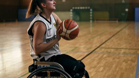 Die 28-jährige Münchnerin spielt aufgrund eines Knieschadens vom Rollstuhl aus Basketball