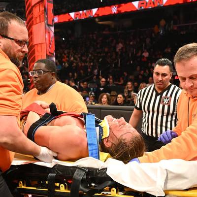 Bei WWE Monday Night RAW wird Publikumsliebling Matt Riddle Opfer einer brutalen Attacke von Solo Sikoa und wird abtransportiert. Was steckt dahinter?