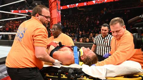 Matt Riddle wurde bei WWE RAW nach einer Attacke von Solo Sikoa abtransportiert