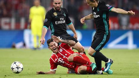Bayern-Spieler James Rodriguez wird von zwei Real-Spielern in die Zange genommen
