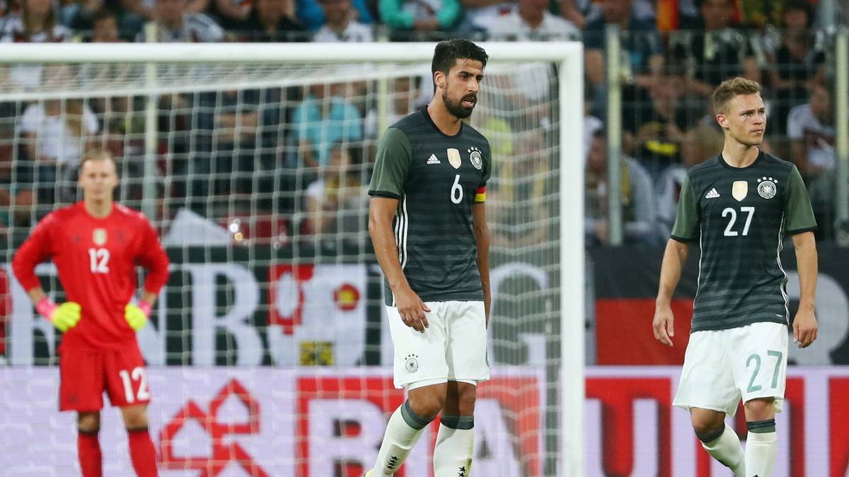 SAMI KHEDIRA: Mancher hatte über eine symbolische Nominierung Boatengs als Kapitän spekuliert. Löw verzichtete darauf und schickte Khedira mit der Binde aufs Feld. Der Juve-Profi sollte alleine vor der Abwehr für Ordnung sorgen. Dafür etwas zu körperlos unterwegs. Bekam von Löw die zweite Halbzeit erspart. SPORT1-Note: 4