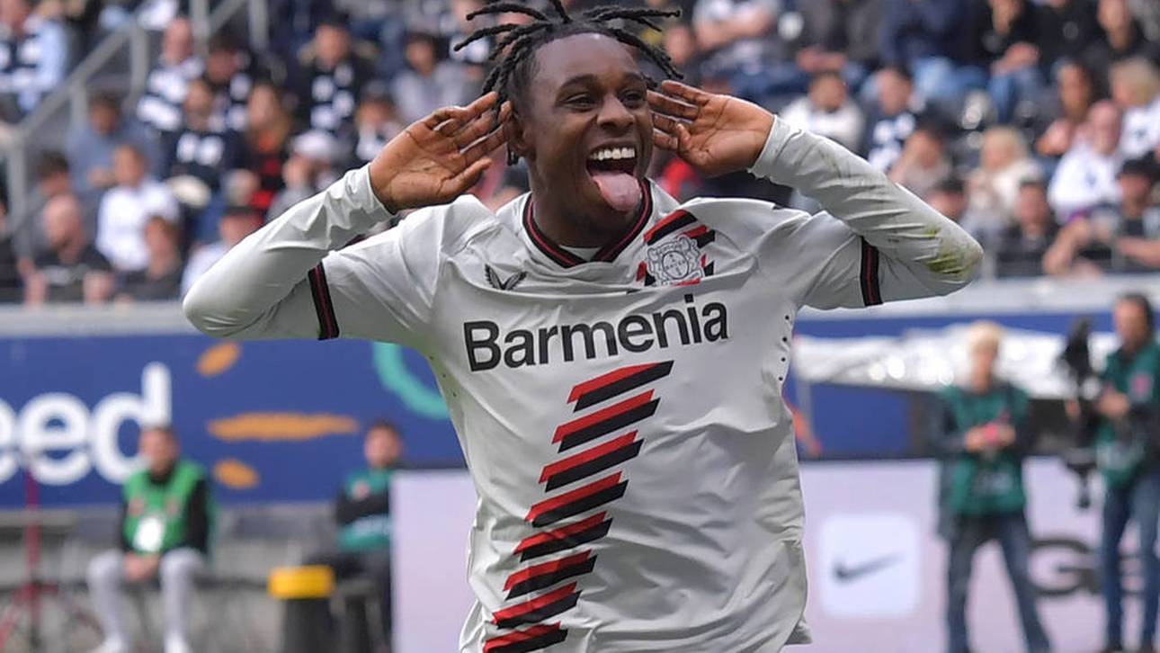 Jeremie Frimpong jubelt nach seinem Treffer zum 4:1