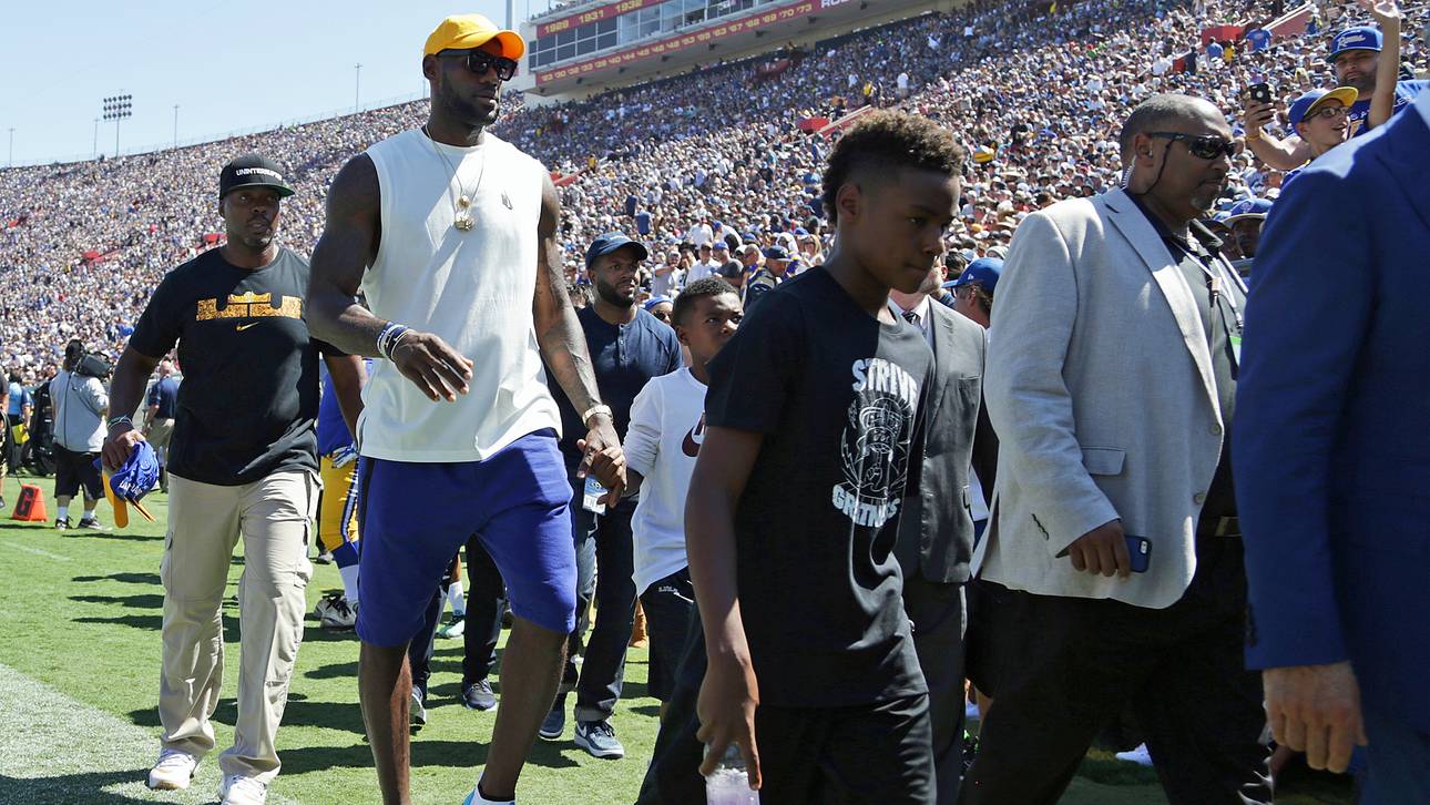 LeBron besucht Rams – Fans sticheln