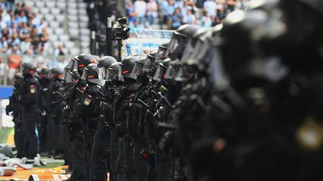 Polizisten schützen die Spieler vor den Anhängern des TSV 1860